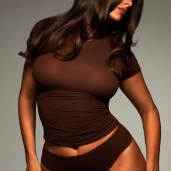 🤎SKIMS FITS EVERYBODY T-SHIRT IN COCOA XS S L - Picture 3 of 5